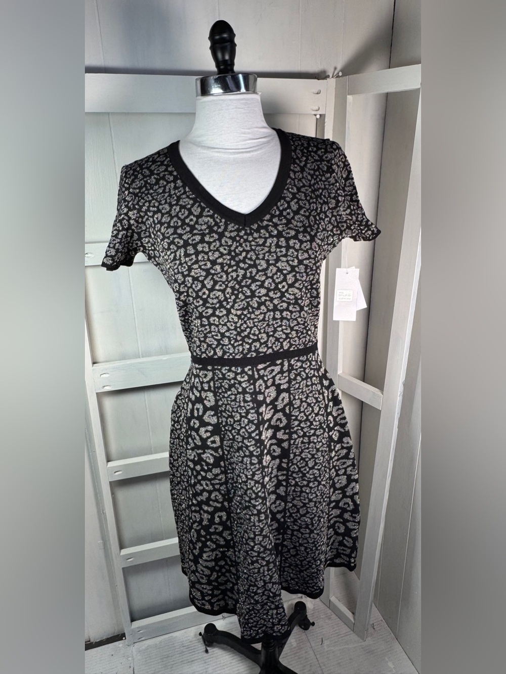 BNWT small Donna Ricco Black and Gray Leopard Print V‑Neck Knit Dress